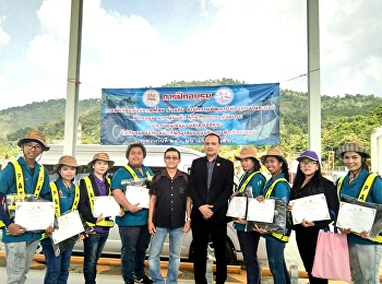 นักศึกษาสาขาการจัดการโลจิสติกส์ ปี1
มรภ.สวนสุนันทา ศูนย์ระนอง
จบการฝึกอบรมสาขาผู้บังคับ
ผู้ให้สัญญาณมือ ผู้ยึดเกาะ
ผู้ควบคุมเครนชนิดเหนือศรีษะ
ระหว่างวันที่24-26 เม.ย.61 ณ
ท่าเรือระนอง ผู้จัดโครงการ:
การท่าเรือแห่งประเทศไทยและสำนักงานพัฒนาฝีมือแรงงานระนอง