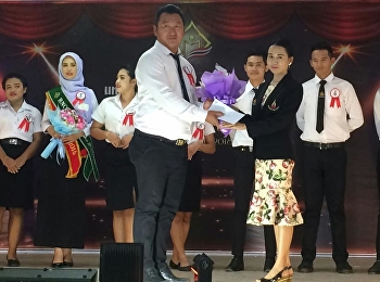 วันที่9 ก.ย.61 เวลา13.00น.อ.พรพรรณา
เล่าประวัติชัย ว.โลจิสติกส์และซัพพลายเชน
มรภ.สวนสุนันทาได้รับเกียรติเป็นคณะกรรมการตัดสินการประกวดดาวเดือนของวิทยาลัยชุมชนระนองร่วมกับผู้ทรงคุณวุฒิทั้ง4ท่าน
ในงานมหกรรมวิชาการวิทยาลัยชุมชนระนอง ณ
วิทยาลัยชุมชน จ.ระนอง