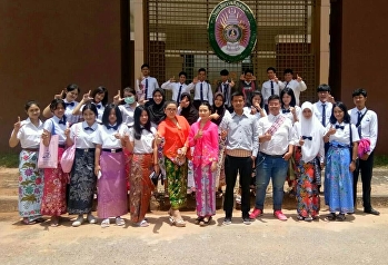 คณะอาจารย์และนศ.ว.โลจิสติกส์และซัพพลายเชนมรภ.สวนสุนันทา
ศูนย์ฯ ระนอง
ร่วมอนุรักษ์ประเพณีวัฒนธรรมการแต่งกายประจำถิ่นของจังหวัดระนอง
สวมใส่ผ้าถุง ศูนย์การศึกษาจังหวัดระนอง
มหาวิทยาลัยราชภัฏสวนสุนันทา