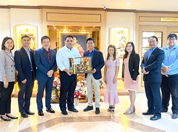 ผู้ช่วยศาสตราจารย์ ดร.คมสัน โสมณวัตร
คณบดีวิทยาลัยโลจิสติกส์และซัพพลายเชน
พร้อมด้วยผู้บริหารวิทยาลัย
เข้ามอบของขวัญอวยพรเนื่องในวันคล้ายวันเกิดรองศาสตราจารย์
ดร.ฤๅเดช เกิดวิชัย
อธิการบดีมหาวิทยาลัยราชภัฏสวนสุนันทา