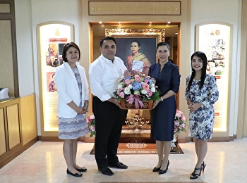 ผู้ช่วยศาตราจารย์ ดร.คมสัน โสมณวัตร
คณบดีวิทยาลัยโลจิสติกส์และซัพพลายเชน
พร้อมด้วยนางสาวชุลีกร แม้นกลิ่นเนียม
หัวหน้าสำนักงาน มอบกระเช้าดอกไม้อวยพรแด่
รองศาสตราจารย์ ดร.ชุติกาญจน์ ศรีวิบูลย์
รักษาราชการในตำแหน่งอธิการบดีมหาวิทยาลัยราชภัฏสวนสุนันทา