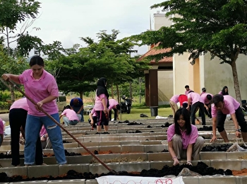 นักศึกษาสาขาวิชาการจัดการโลจิสติกส์
วิทยาลัยโลจิสติกส์และซัพพลายเชน
ร่วมกันเตรียมแปลงดินสำหรับการปลูกสมุนไพร
ในแปลงสาธิตปลูกสมุนไพรตามแนวปรัชญาเกษตรพอเพียงร่วมกับเครือข่ายความร่วมมือ
ณ  ศูนย์การศึกษาจังหวัดระนอง