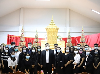 ผู้ช่วยศาสตราจารย์ ดร.คมสัน โสมณวัตร
คณบดีวิทยาลัยโลจิสติกส์และซัพพลายเชน
มหาวิทยาลัยราชภัฏสวนสุนันทา
เป็นประธานในการสวดพระอภิธรรมศพนายเฉลิมพล
เบญจกาญจน์ อดีตนายอำเภอกู่แก้ว
จังหวัดอุดรธานี บิดานางสาวรุ้งอัมพร
เบญจกาญจน์ นักวิชาการศึกษา