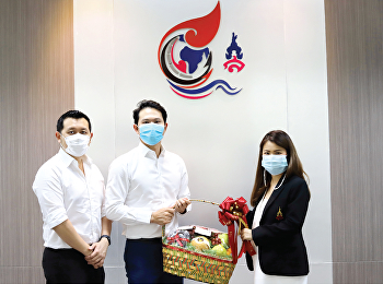 คุณณัฐวุฒิ์ ธรรมพุทธิรัตน์ ตัวแทน บริษัท
ไทยโอเอ บิสซิเนส จำกัด และ คุณธัญญะ
วงศ์พรเพ็ญภาพ ตัวแทนบริษัท
เด็กเนิร์ดดอทคอม จำกัด
เข้ามอบกระเช้าของขวัญ สวัสดีปีใหม่แด่
อาจารย์ ดร.ฉัตรรัตน์ โหตระไวศยะ