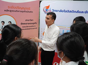 Transport management department led by
Mr. Pornkiat Phakdeewongthep, Head of
Transportation Management Department,
joined the SSRU Open House activity.