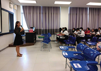 Miss. Ratchaneewan Sujarit, lecturer and
student advisor of Logistics Management
students batch 63, organized a Home Room
activity.