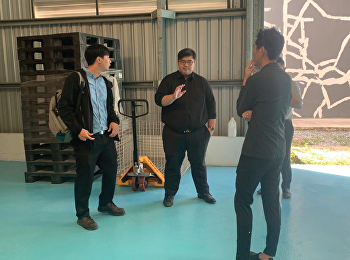 Mr.Phutthiwat Waiyawuththanapoom, Acting
Associate Dean of Research and Academic,
and Thanawat Wisetsin, Head of Logistics
Management Program for Online Business,
welcomed representatives from the
company Imagination VR Co., Ltd.