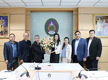 คณะกรรมการอำนวยการวิทยาลัยโลจิสติกส์และซัพพลายเชน
มอบช่อดอกไม้แสดงความยินดีแด่ท่านอธิการบดี
รศ.ดร.ชุติกาญจน์ ศรีวิบูลย์