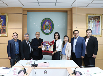 รศ.ดร.ชุติกาญจน์ ศรีวิบูลย์
อธิการบดีมหาวิทยาลัยราชภัฏสวนสุนันทา
ได้มอบกระเช้าอวยพรเนื่องในเดือนส่งท้ายปีเก่าต้อนรับปีใหม่
2564 แด่ รศ.ดร.ทวีศักดิ์ เทพพิทักษ์
และอาจารย์จำเรียง วัยวัฒน์