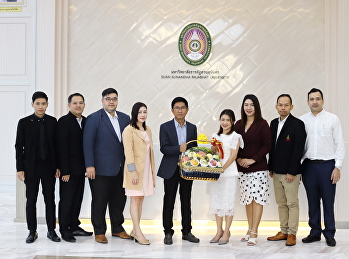 ผู้บริหารวิทยาลัยโลจิสติกส์และซัพพลายเชน
มอบของที่ระลึกเนื่องในโอกาสวันคล้ายวันเกิด
แด่ รองศาสตราจารย์ ดร.ฤๅเดช เกิดวิชัย
นายกสภามหาวิทยาลัยราชภัฏสวนสุนันทา