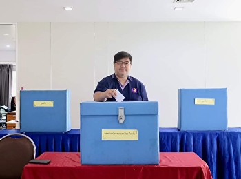 Faculty of Logistics and Supply Chain
College participated in exercising their
right to vote for the university council
members from regular faculty members.
The personnel of the Nakhon Pathom
Campus Office helped facilitate those
who were eligible to vot